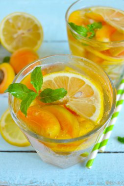 Soğuk, şeftali ve kayısı üzerinde mavi bir adam ile yaz limonata