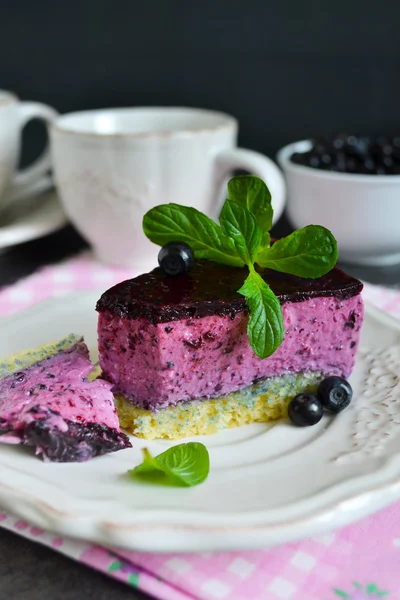 Blaubeermoussekuchen auf schwarzem Hintergrund — Stockfoto