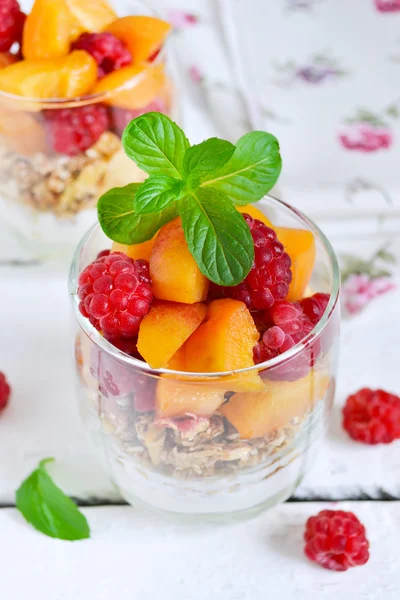 Homemade yogurt with granola apricots, peaches and raspberries o — Stock Photo, Image