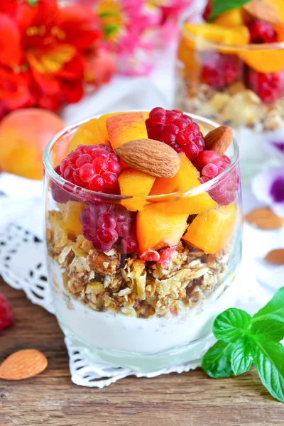 Granola, badem, şeftali ve ahududu o ile ev yapımı yoğurt