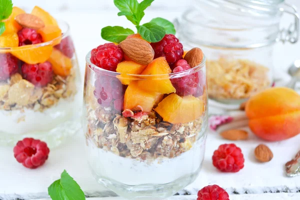 Домашний йогурт с абрикосами, персиками и малиной — стоковое фото
