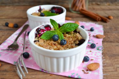 Berry kek ile yulaf ezmesi ve badem ahşap arka plan üzerinde