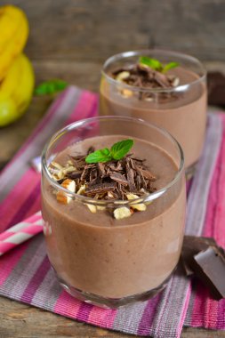 muz ve badem ahşap bir adam üzerinde çikolata güler yüzlü