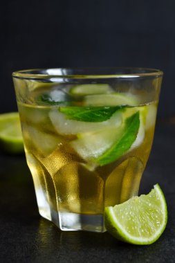 limon ve nane siyah arka plan üzerine serin ROM buzlu 