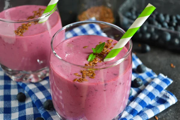 yaban mersini, yulaf ve bir siyah keten tohumu ile Berry güler yüzlü 