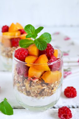 Granola kayısı, şeftali ve ahududu o ile ev yapımı yoğurt