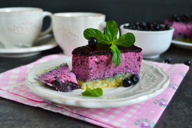 Yaban mersini mousse kek siyah bir zemin üzerine