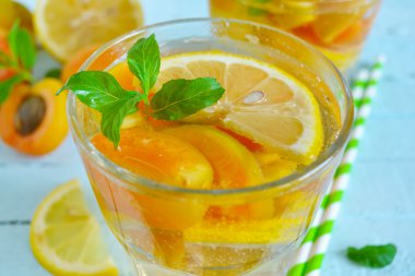 Soğuk, şeftali ve kayısı üzerinde mavi bir adam ile yaz limonata