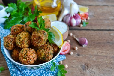 Falafel - derin yağda kızartılmış topları yere nohut tahin sosu ile