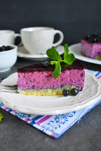 Blaubeermoussekuchen auf schwarzem Hintergrund — Stockfoto