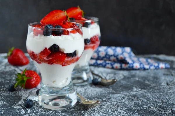 Dessert mit Schlagsahne, Erdbeeren, Blaubeeren im Glas — Stockfoto