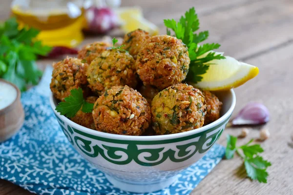 Falafel - hluboké smažené kuličky z drcené cizrny s tahíni omáčkou — Stock fotografie