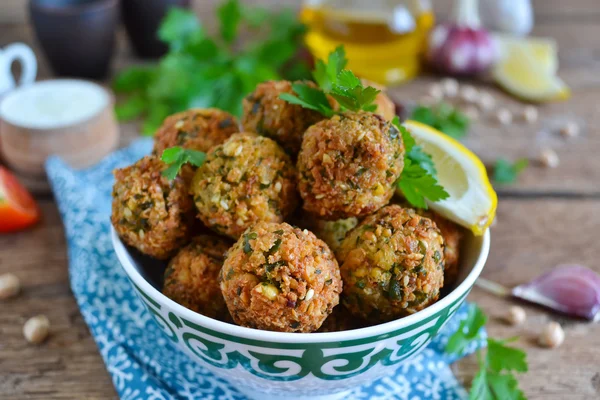 Falafel - derin yağda kızartılmış topları yere nohut tahin sosu ile