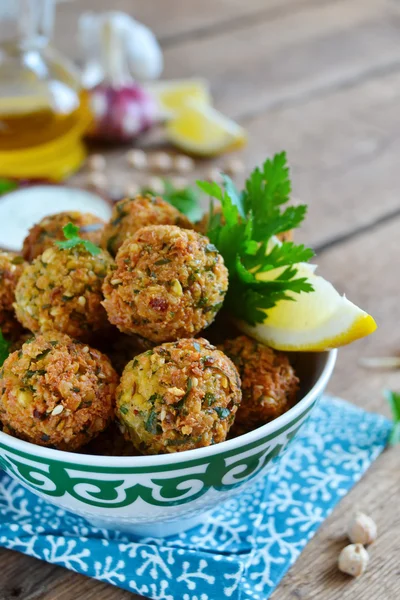 Falafel - frittierte Bällchen aus gemahlenen Kichererbsen mit Tahini-Sauce — Stockfoto