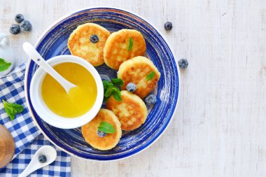 Bal ve kahvaltı için çilek süzme peynir Cheesecakes 