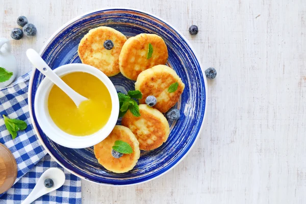 Cheesecakes of cottage cheese with honey and berries for breakfast — Stock Photo, Image