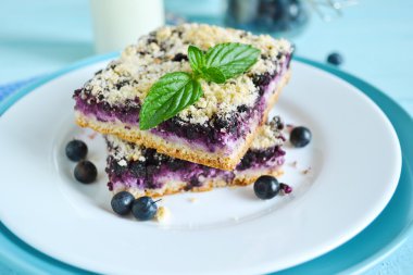 Ev yapımı kek, krepteki ricotta ve shtreyzel ile