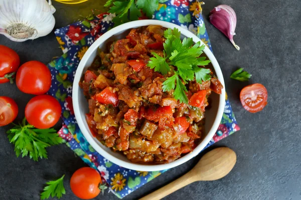 Gemüseeintopf aus Auberginen auf schwarzem Hintergrund, gegrillte Vegeta — Stockfoto