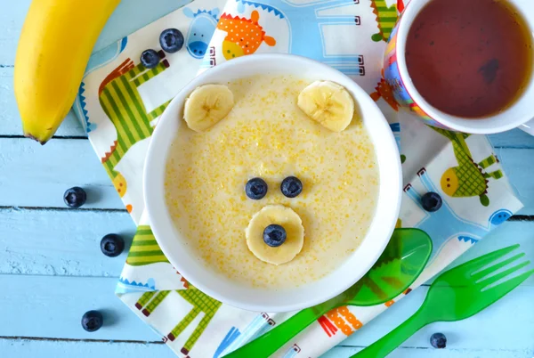 子供の朝食、果物やベリーのお粥、顔クマ — ストック写真