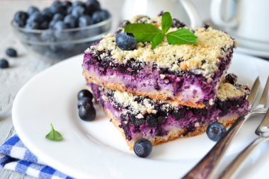 Ev yapımı kek, krepteki ricotta ve shtreyzel ile