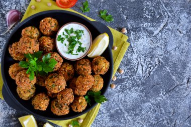 Falafel - derin yağda kızartılmış topları yere nohut tahin sosu ile