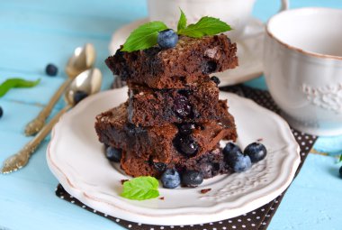 hafif bir arka plan üzerinde çilek ile çikolatalı kek