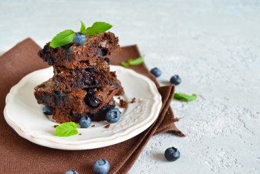 hafif bir arka plan üzerinde çilek ile çikolatalı kek