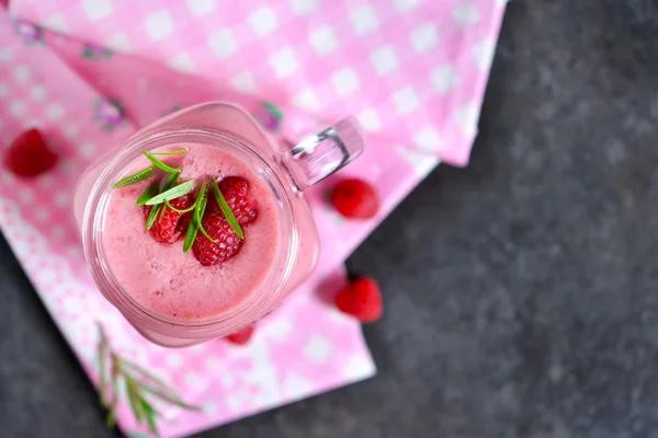 Sommerlich kühles Getränk, ein Smoothie mit Himbeere und Pfirsich auf einem Blac — Stockfoto