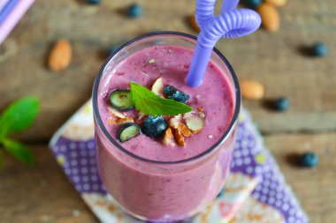 yaban mersini, ev yapımı yoğurt, yulaf lapası ile Berry güler yüzlü ve 