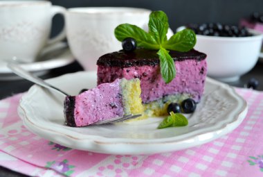 Yaban mersini mousse kek siyah bir zemin üzerine