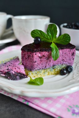 Yaban mersini mousse kek siyah bir zemin üzerine