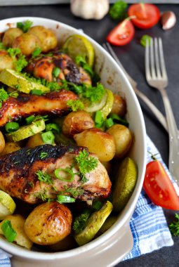 Tavuk ve sebze siyah bir zemin üzerine fırında patates