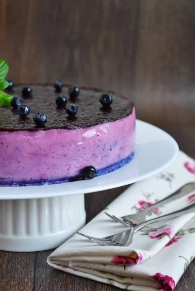 Blaubeermoussekuchen auf schwarzem Hintergrund — Stockfoto