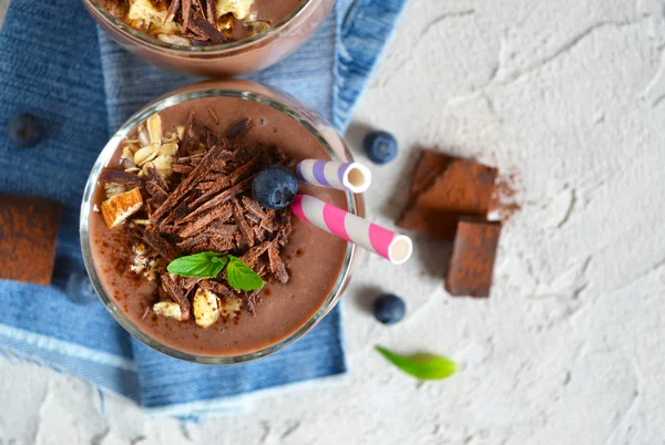 Schokoladen-Smoothie mit Banane, Blaubeeren und Mandeln — Stockfoto