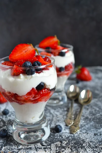 Dessert with whipped cream, strawberries, blueberries in a glass — Stock Photo, Image