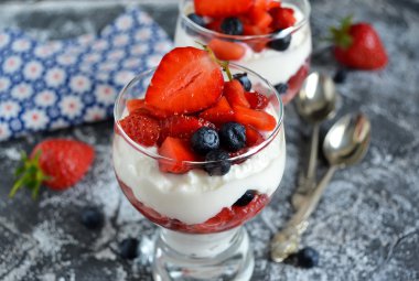 tatlı krem şanti, çilek, yaban mersini bir cam ile
