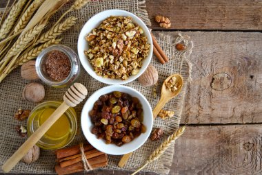 Ceviz, granola, süt ve bal ahşap arka plan üzerinde