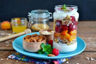 Granola, badem, şeftali ve ahududu o ile ev yapımı yoğurt