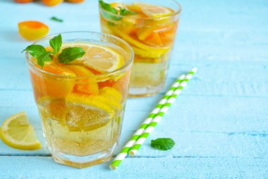 Soğuk, şeftali ve kayısı üzerinde mavi bir adam ile yaz limonata