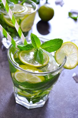 Mojito nane ve limon siyah zemin üzerine kokteyl