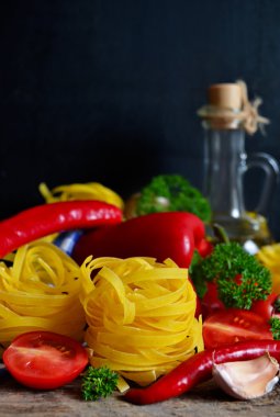 domates ve biber siyah bir arka plan ile pişmemiş makarna 