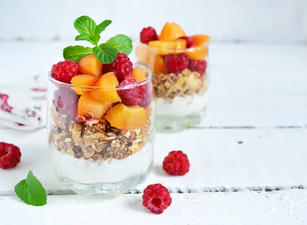 Домашний йогурт с абрикосами, персиками и малиной — стоковое фото