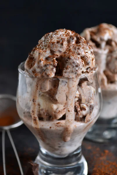 Helado de chocolate con trozos de chocolate y café en un bla — Foto de Stock