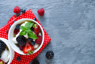 Yaban mersini, ahududu ve çilek vanilyalı dondurma