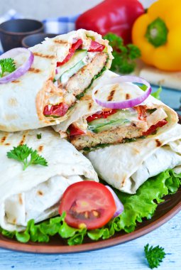 Shawarma lavaş tavuk, domates, marul ve biber üzerine bir