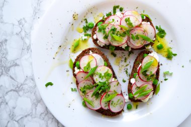 Ricotta, turp ve yeşil bezelye ile tost 