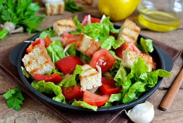 Ensalada de verduras con romano, tomates, guisantes y croutons en una co — Foto de Stock