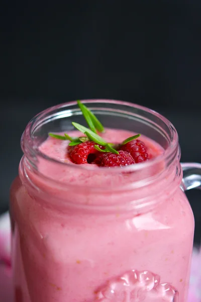 Summer cool drink, a smoothie with raspberry and peach on a blac — Stock Photo, Image