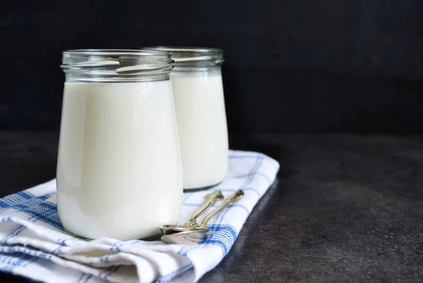 Yogur casero sobre fondo negro con espacio para texto —  Fotos de Stock