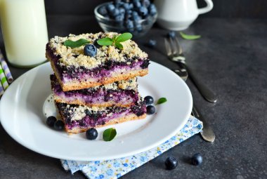 Ev yapımı kek, krepteki ricotta ve shtreyzel ile